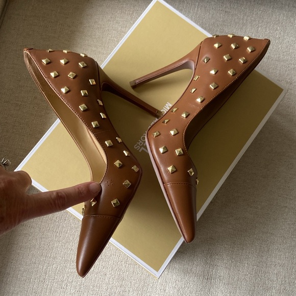 NWT Michael Kors Keke Toe Cap Pump, 7M, brown leather with gold pyramid studs. - Picture 12 of 13